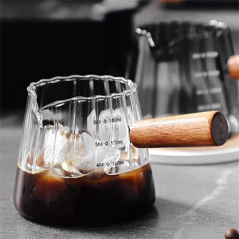 Messbecher für Espresso aus Glas mit Holzgriff