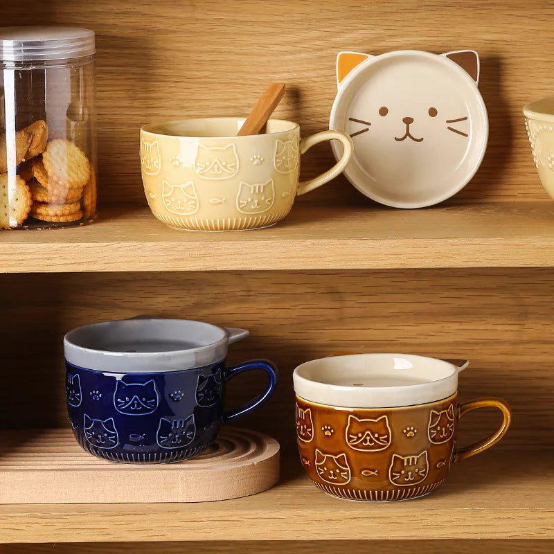 Japanische Kaffeetasse mit Deckel und Cartoon-Katze