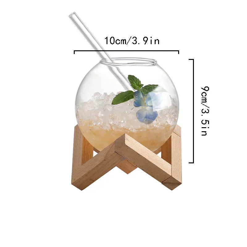 Glasbecher mit Holzfuß in Mondform