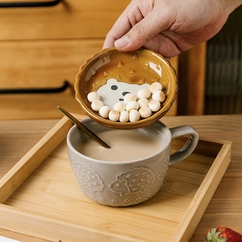 Japanische Kaffeetasse mit Deckel und Cartoon-Katze