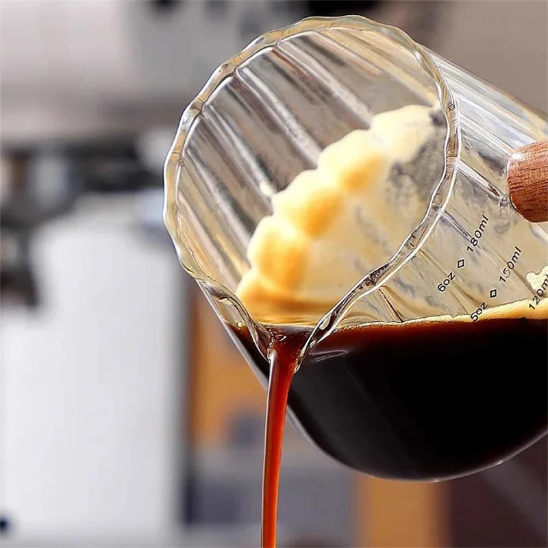 Messbecher für Espresso aus Glas mit Holzgriff