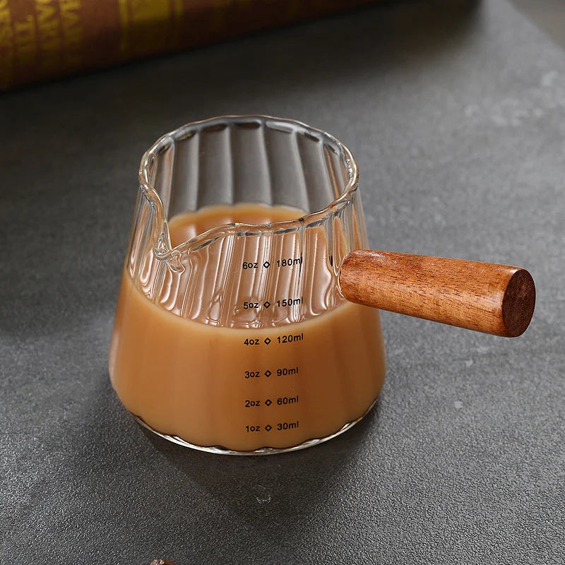 Messbecher für Espresso aus Glas mit Holzgriff