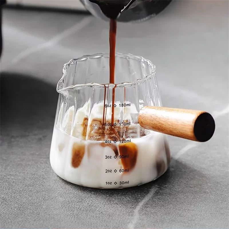 Messbecher für Espresso aus Glas mit Holzgriff