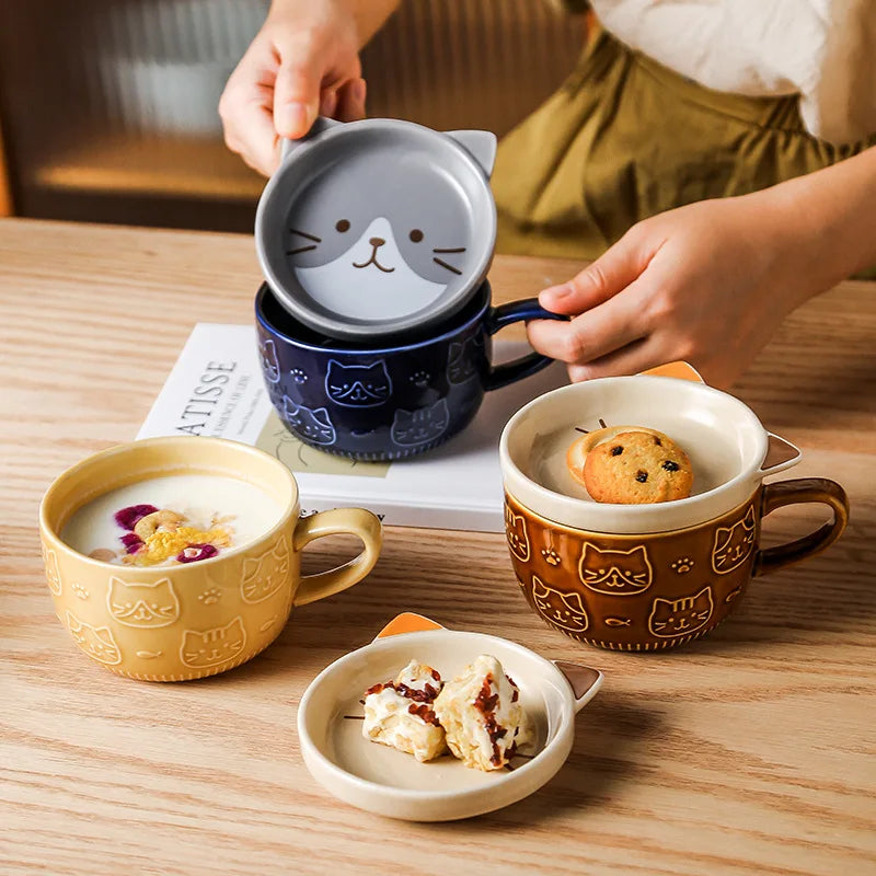 Japanische Kaffeetasse mit Deckel und Cartoon-Katze